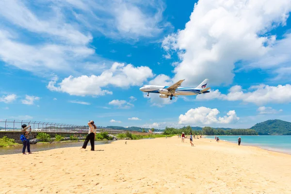 Phuket Thailand May05 Unidentified Tourists Mai Khao Beach Commercial Aircraft — Stock Photo, Image