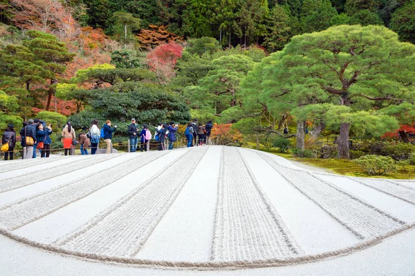 Κιότο Ιαπωνία Nov Τουρίστες Απολαμβάνουν Βλέποντας Φύλλο Σφενδάμνου Στον Ζεν — Φωτογραφία Αρχείου