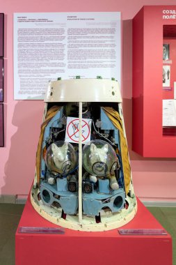 Moskova, Rusya-Apr10, 2018: uydu modülü bilgileri Müzesi Cosmonautics üzerinde April10, Moskova, Rusya, 2018 içinde ekranda.