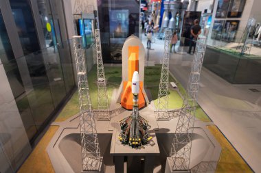 Moskova, Rusya-Apr10, 2018: uydu modülü bilgileri Müzesi Cosmonautics üzerinde April10, Moskova, Rusya, 2018 içinde ekranda.