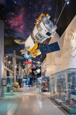 Moskova, Rusya-Apr10, 2018: uydu modülü bilgileri Müzesi Cosmonautics üzerinde April10, Moskova, Rusya, 2018 içinde ekranda.