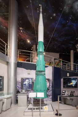 Moskova, Rusya-Apr10, 2018: uydu modülü bilgileri Müzesi Cosmonautics üzerinde April10, Moskova, Rusya, 2018 içinde ekranda.