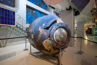 Moskova, Rusya-Apr10, 2018: uydu modülü bilgileri Müzesi Cosmonautics üzerinde April10, Moskova, Rusya, 2018 içinde ekranda.