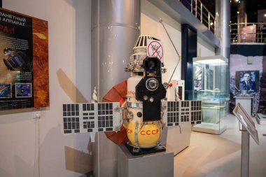 Uydu modülü bilgileri üstünde göstermek içinde Cosmonautics Müzesi 