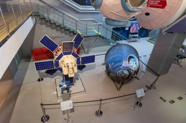 Uydu modülü bilgileri üstünde göstermek içinde Cosmonautics Müzesi 