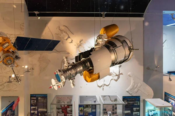 Uydu modülü bilgileri üstünde göstermek içinde Cosmonautics Müzesi 