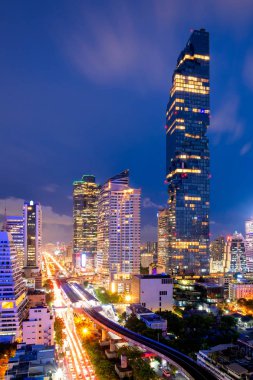 Cityscape acele saat süre içinde Tayland Bangkok şehir merkezinde iş merkezi