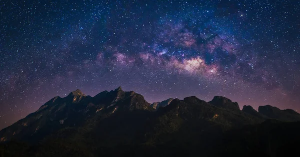 空に天の川銀河や星の宇宙空間と自然山の夜景 — ストック写真