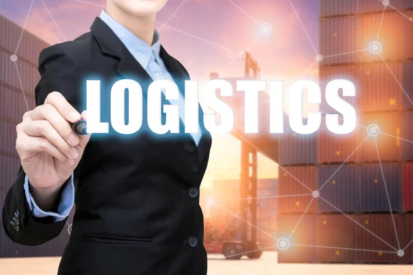 Kluge Geschäftsfrau Schreibt Logistikkonzept Mit Frachtcontainer Werft Hintergrund — Stockfoto