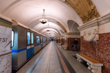 Moskova, Rusya-Apr8, 2018: tren geldi metro istasyonu platformu üzerinde April8, Moskova, Rusya 2018. Moskova metro istasyonları hızlı transit sistemi hizmet var çok güzel mimari tasarım.