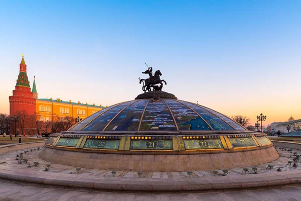 莫斯科 Russia Apr14 2018 俄罗斯莫斯科 April14 2018 日落时 Manezhnaya 广场中心玻璃圆顶上的圣乔治青铜雕像 — 图库照片