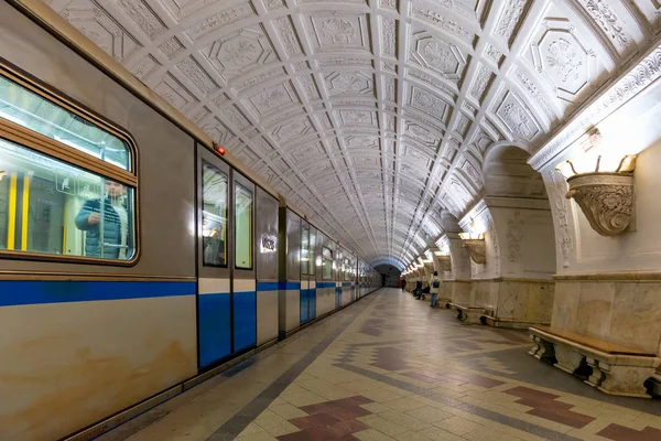 Moskova, Rusya-Apr8, 2018: üzerinde April8, iç Belorusskaya Metro İstasyonu'na, Moskova, Rusya 2018. Moskova metro istasyonları hızlı transit sistemi hizmet var çok güzel mimari tasarım.