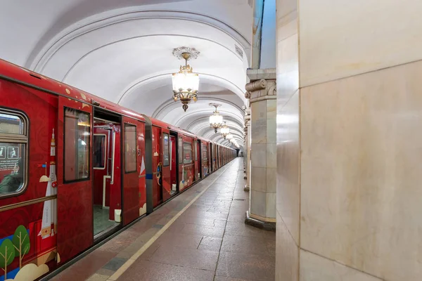 Moscou Rússia Apr8 2018 Trem Chegou Plataforma Estação Metrô Abril — Fotografia de Stock