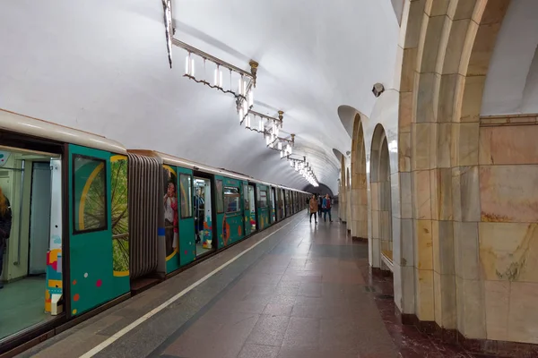 Moscú Rusia Apr8 2018 Tren Llegó Plataforma Estación Metro Abril — Foto de Stock