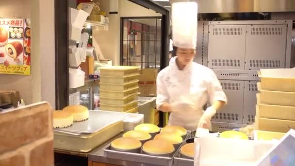 Osaka Japan Nov Rikuro Ojisan Cheesecake Shop Namba Osaka November — Stock Video