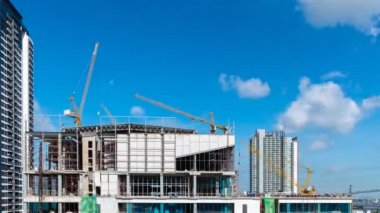 Zaman atlamalı inşaat sitenin ağır endüstriyel vinç meşgul ile faaliyet yeni altyapı projesi oluşturma.