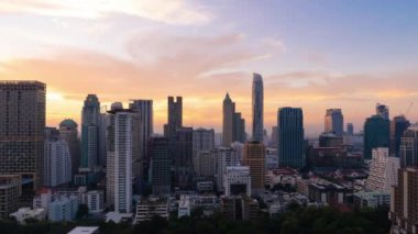 Zaman atlamalı gün gece modern binanın iş bölgesi ile hareket vınlamak, Bangkok, Tayland