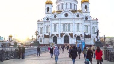 Katedral İsa'nın kurtarıcı Nisan'da günbatımı sırasında Moskova, Rusya-Apr8, 2018:Tourists 8,2018. 