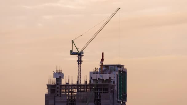 Будівельному Майданчику Працюють Важкі Промислові Крани Нового Комплексного Інфраструктурного Проекту — стокове відео
