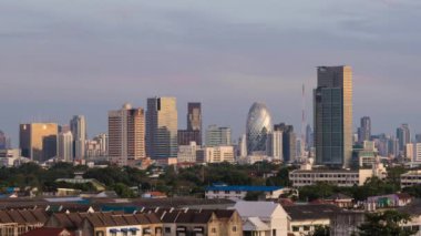 Zaman atlamalı gün gece modern binanın iş bölgesinde, Bangkok, Tayland
