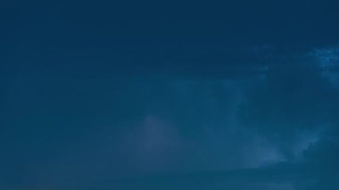 Gök gürültüsü fırtına yıldırım geceleri karanlık bulutlu gökyüzü arka plan üzerinde hızlandırılmış