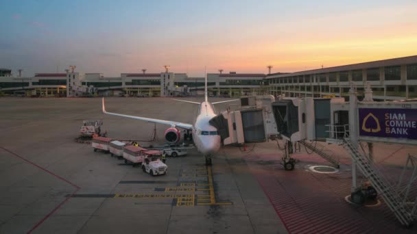 1月01日 Lapase 机场舷梯服务为飞行着陆在 Don 宋卡国际机场在2017年1月01日在曼谷 — 图库视频影像