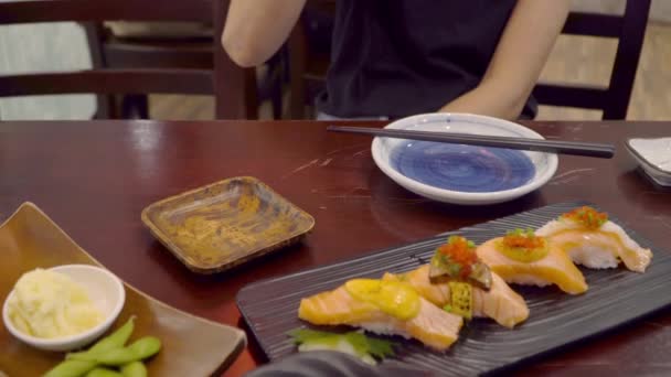 Mulheres Asiáticas Gostam Comer Sushi Japonês Chá Verde Hora Almoço — Vídeo de Stock