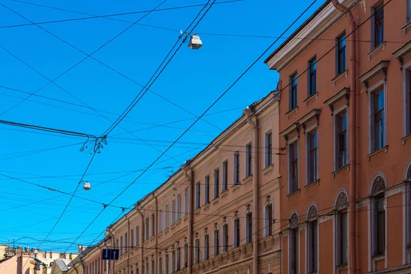 電気ワイヤとケーブル ロシアのサンクトペテルブルクで多目的の都市のダウンタウンに — ストック写真