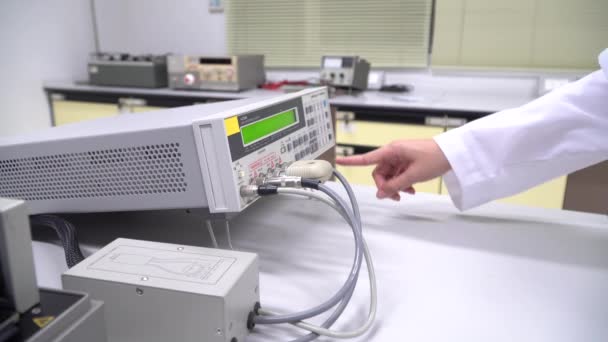科学家是利用多功能科学仪表在创新研究实验室中的测量对象 — 图库视频影像