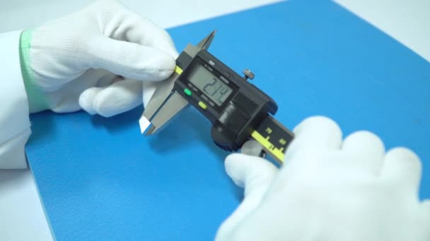 Científico Está Utilizando Equipos Precisos Vernier Caliper Para Medir Objetos — Vídeos de Stock