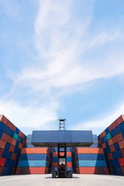 Forklift kamyon kargo konteyner nakliye bahçede kaldırma veya kargo konteyner nakliye kavramı için arka plan yığınında bahçesinde dock.