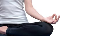 Genç kadın tutmak sakin ve süre pratik yoga yoga spor salonunda derin derin düşünür. Fotoğraf tasarım afiş kapak boyutu ile kopya alanı için metin ekleme.