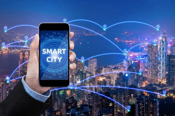 Affärskvinnor Visa Smart City Anslutning Med Smartphone Över Smart Stad — Stockfoto