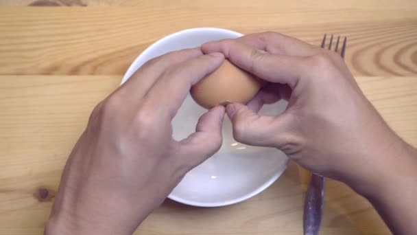 关闭的手打鸡蛋在一个白色的碗准备煎蛋卷在早上早餐 — 图库视频影像