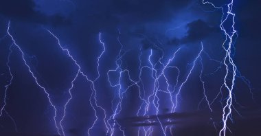 Gök gürültüsü fırtına yıldırım geceleri karanlık bulutlu gökyüzü arka plan üzerinde.