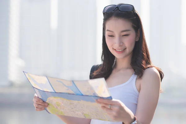 Hermosa Mujer Turista Asiática Sola Mirando Mapa Busca Turistas Punto — Foto de Stock