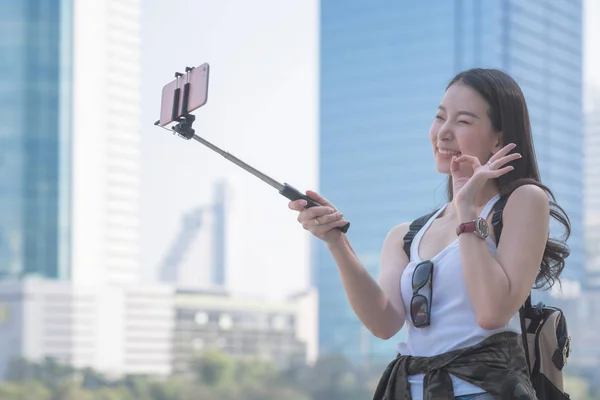 Hermosa Mujer Turista Asiática Solista Tomando Selfies Teléfono Inteligente Centro — Foto de Stock