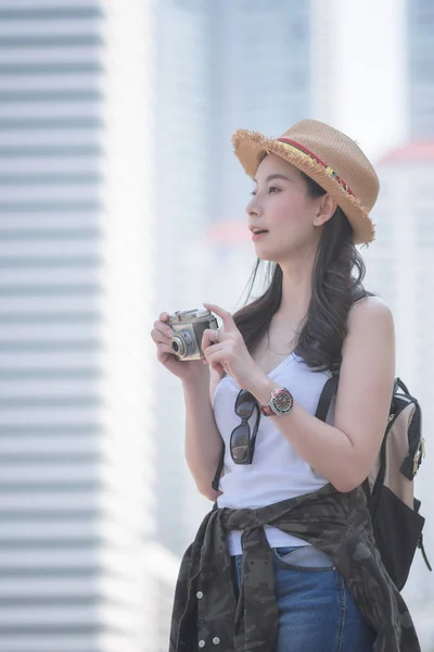 美しいアジア一人観光女性観光観光スポットでレトロなカメラで写真を撮ってお楽しみください 夏の休暇旅行 — ストック写真