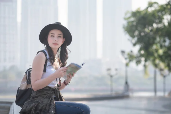 Hermosa Mujer Turista Asiática Sola Leyendo Libro Guía Viaje Busca — Foto de Stock
