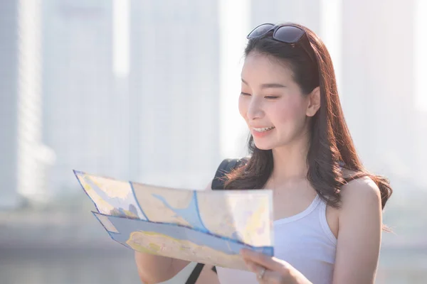 Hermosa Mujer Turista Asiática Sola Mirando Mapa Busca Turistas Punto — Foto de Stock