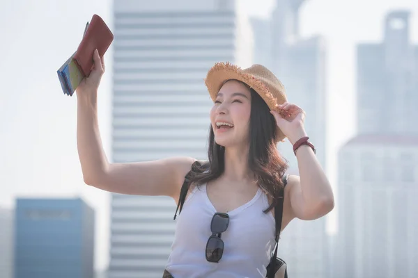 Hermosa Asiático Solo Turista Mujer Sonriendo Disfrutando Forr Vacaciones Viaje — Foto de Stock