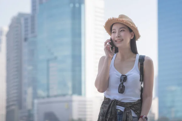 아시아 시내에서 전화를 여름에 — 스톡 사진