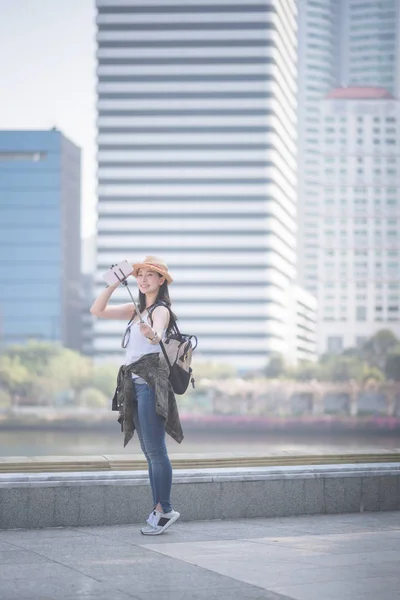 Beautiful Asian Solo Tourist Woman Taking Selfies Smartphone Urban City — Stock Photo, Image