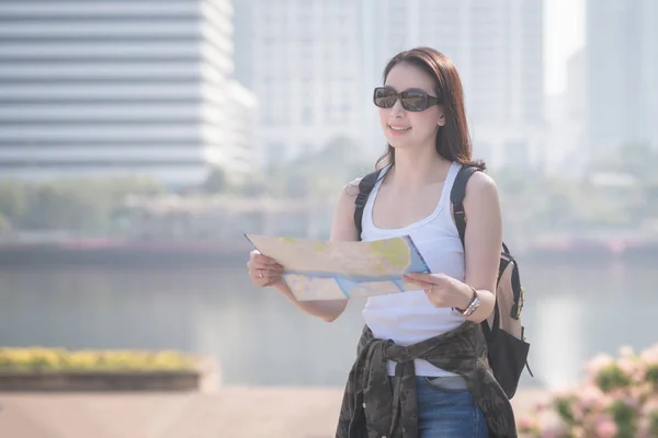 Hermosa Mujer Turista Asiática Sola Mirando Mapa Busca Turistas Punto — Foto de Stock