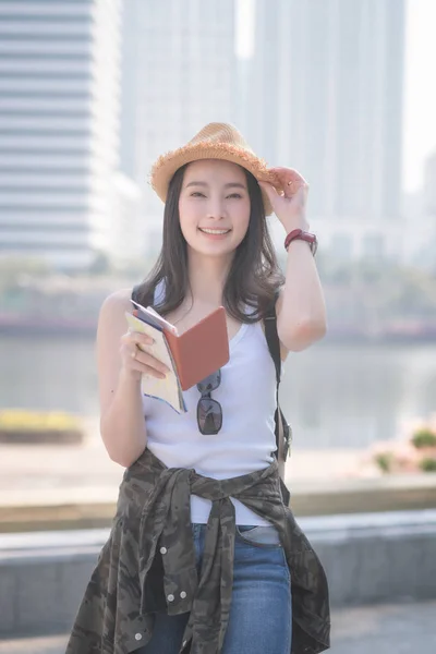 Hermosa Mujer Turista Asiática Sola Sonriendo Buscando Turistas Punto Interés — Foto de Stock
