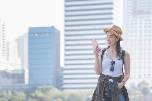 Hermosa Mujer Turista Asiática Sola Sonriendo Mirando Teléfono Móvil Para — Foto de Stock