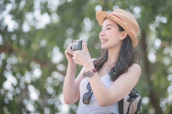 Beautiful Asian Solo Tourist Woman Enjoy Taking Photo Retro Camera — Stock Photo, Image