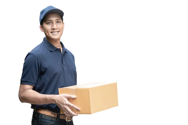 Repartidor asiático o pasajero sosteniendo una caja de cartón lista para entrega aislada con camino de recorte —  Fotos de Stock