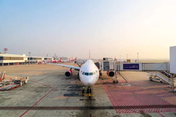 Letiště rampa služba pro komerční letadlo přistává na mezinárodní letiště Don Mueang v Bangkoku, Thajsko. — Stock fotografie