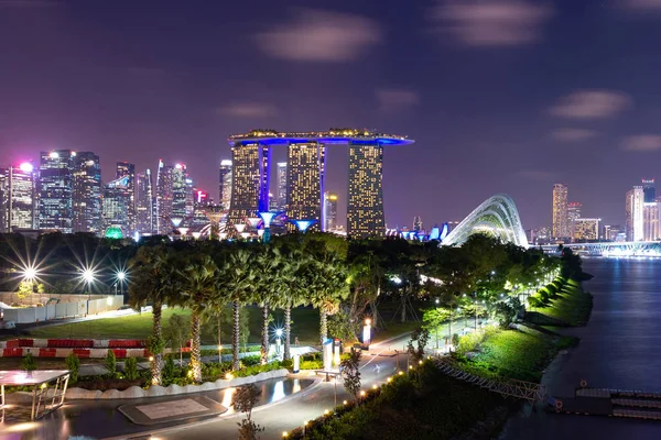 Szingapúr városra üzleti belvárosi terület, a szingapúri marina barrage úti épület. — Stock Fotó